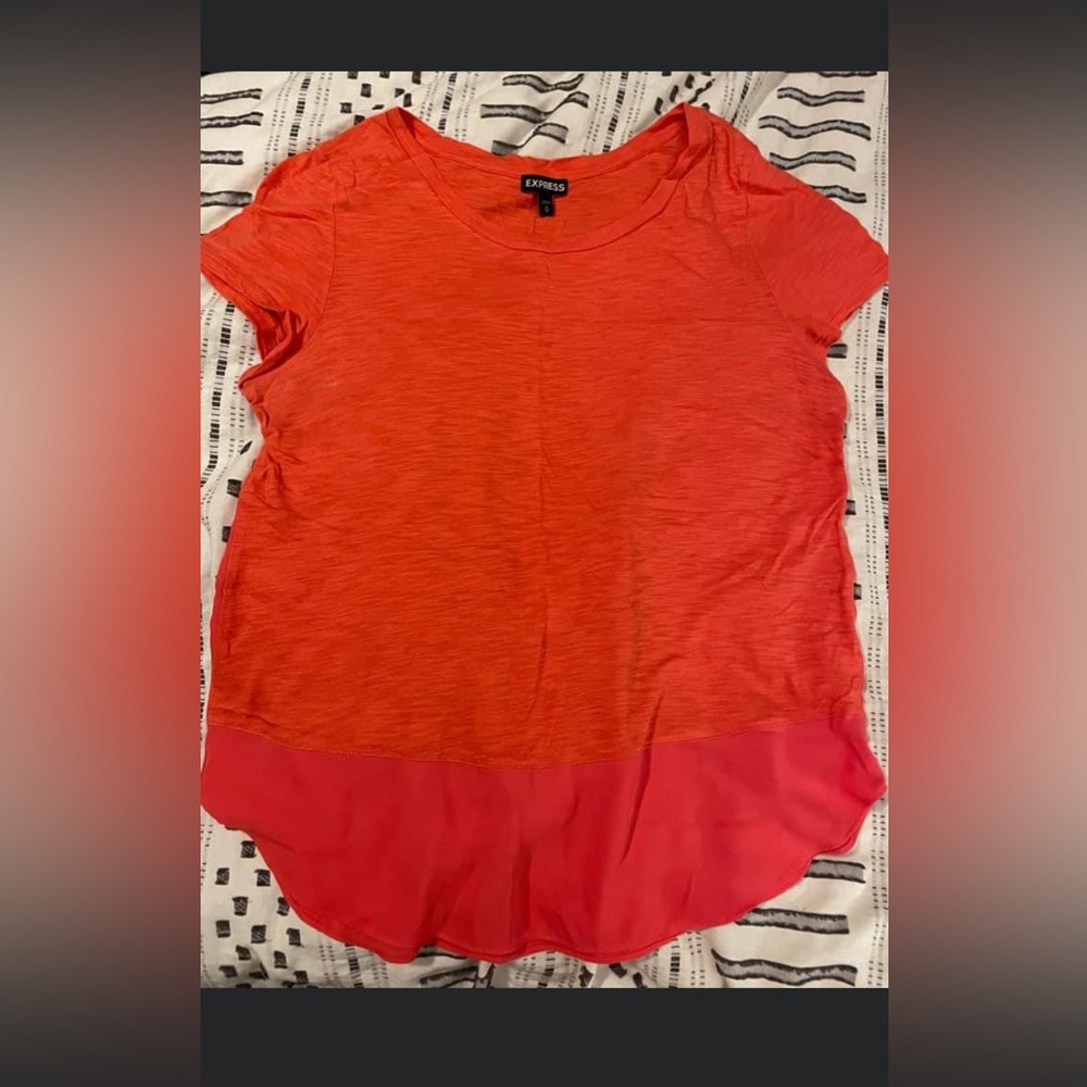 Express coral flowy tee.